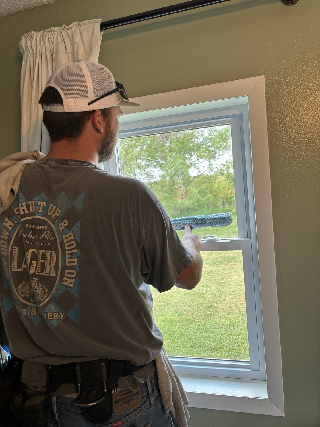 Interior window cleaning by Helle Home Services